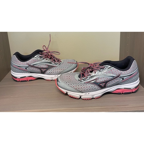 Mizuno 9.5 pink blue and white gently worn - Picture 4 of 4